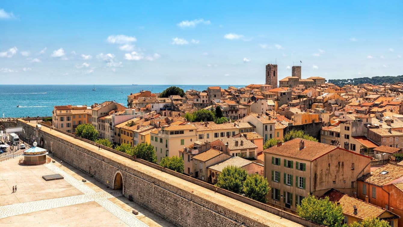 Vue de Antibes : la vieille ville et ses remparts