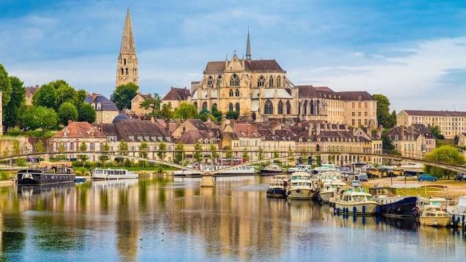 Vue de Auxerre : l'Yonne et la cathédrale Saint-Étienne
