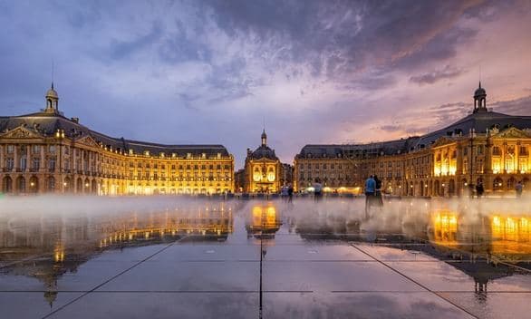 Vue de Bordeaux : le miroir d'eau de la place de la Bourse