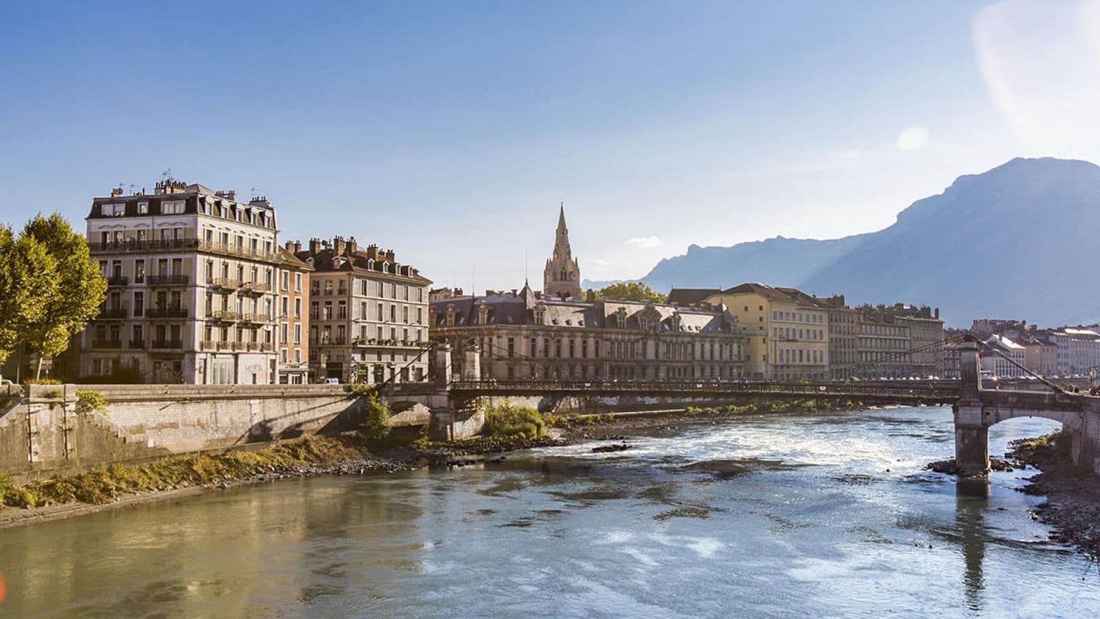 Vue de Grenoble : l'Isère et ses quais
