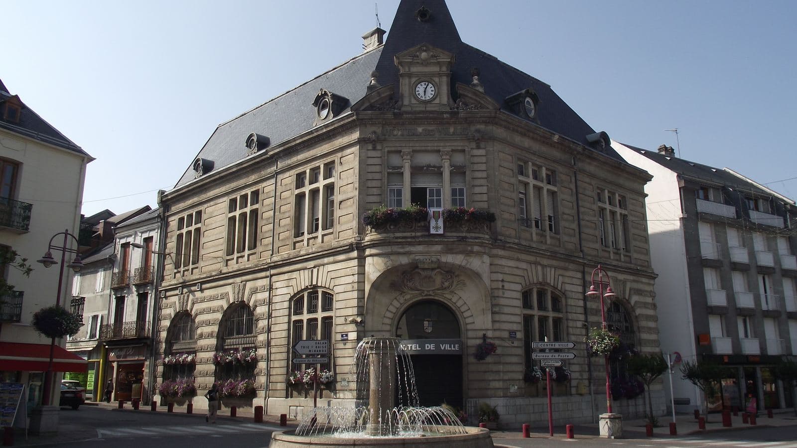 Vue de Lannemezan : l'hôtel de ville