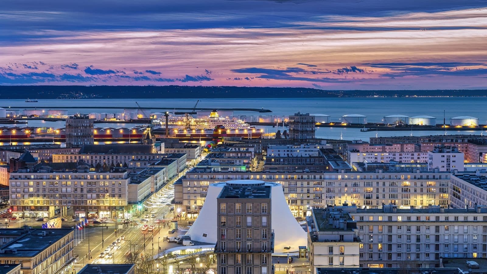 Vue de Le Havre : la ville et le port au crépuscule