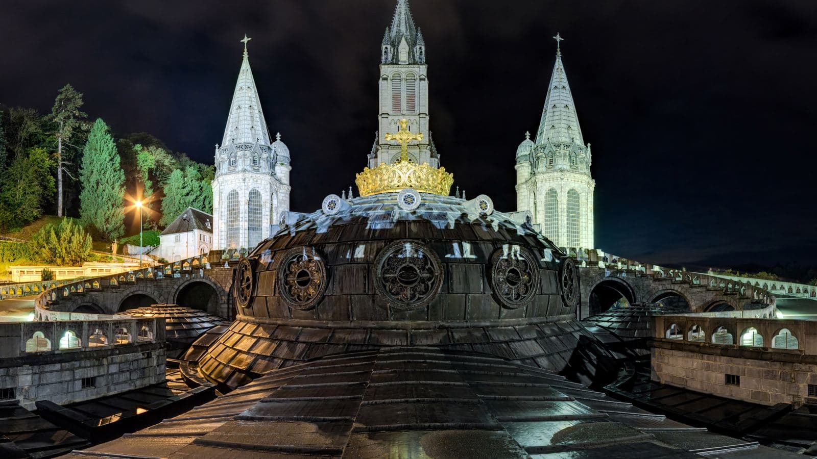 Vue de Lourdes : la basilique Notre-Dame-du-Rosaire, de nuit