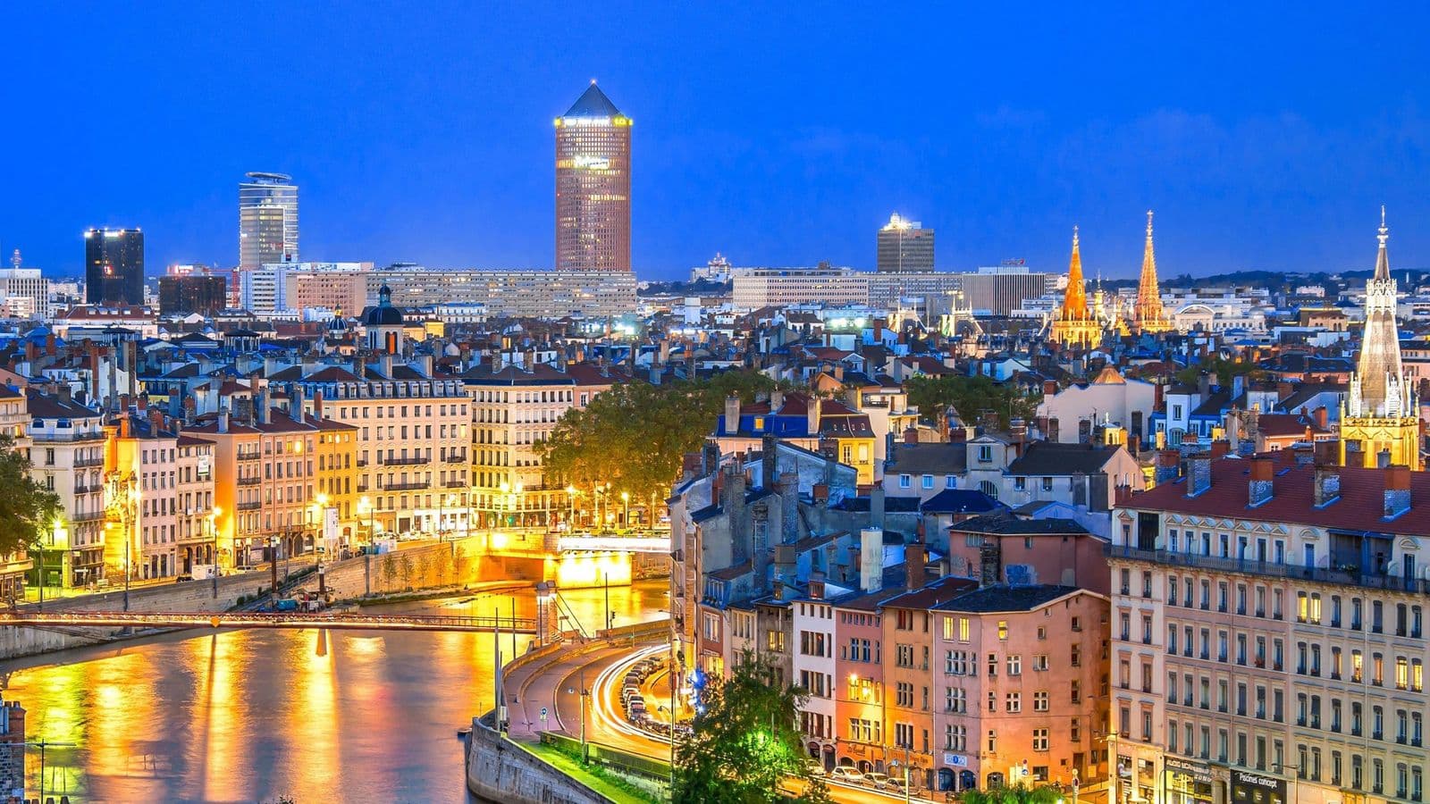 Vue de Lyon : les quais et la Part-Dieu, de nuit