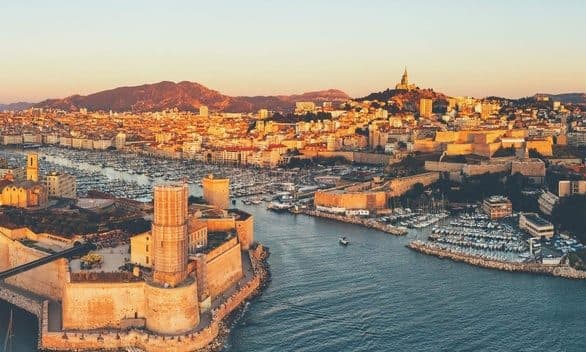Vue de Aéroport Marseille : le Vieux-Port et le fort Saint-Jean