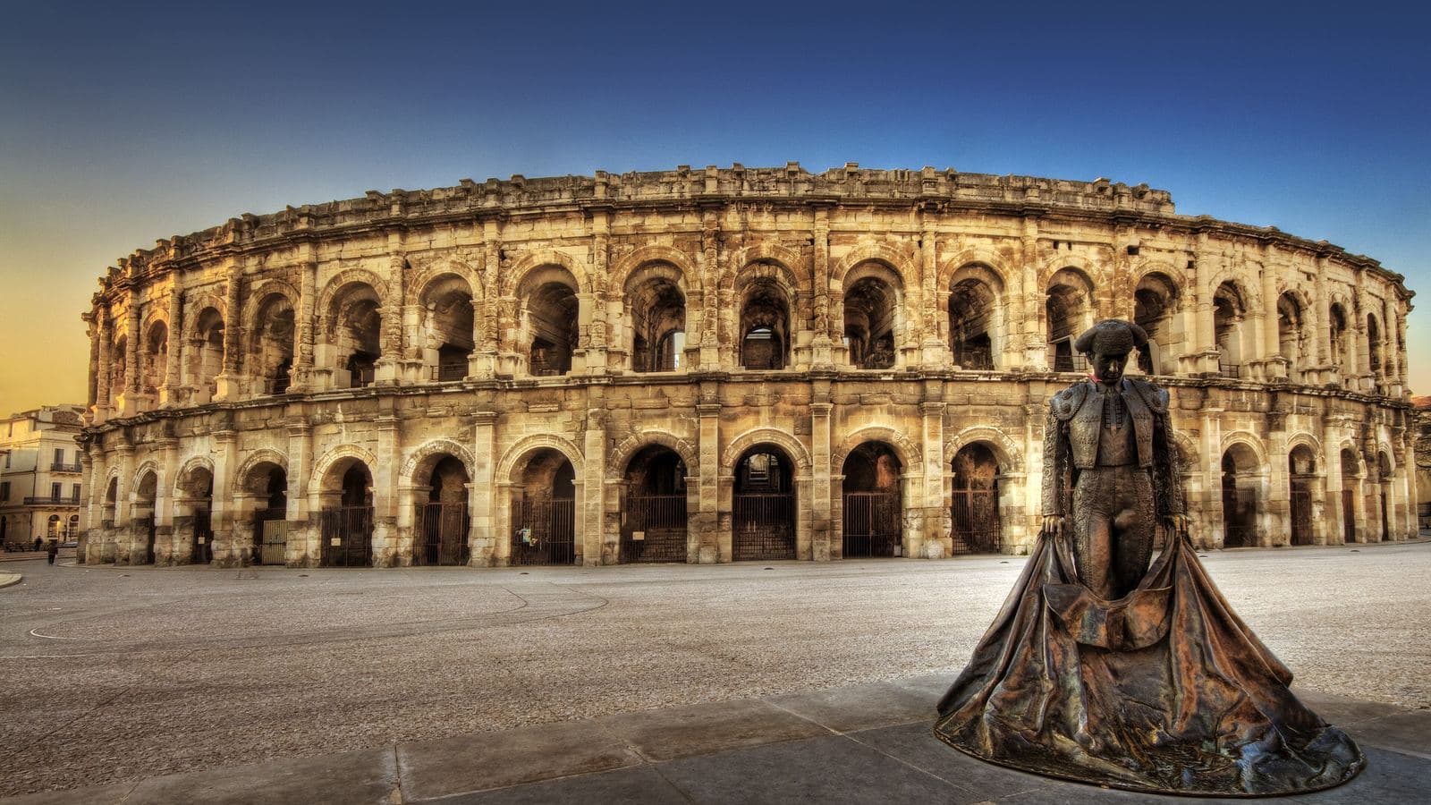 Vue de Nîmes : les arènes