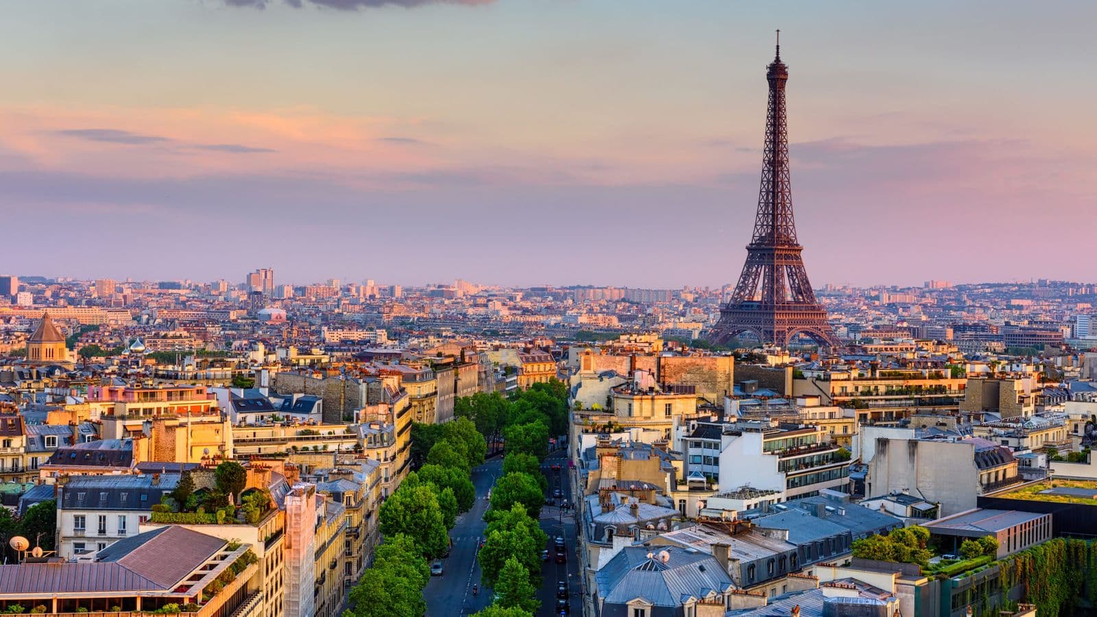 Vue de Paris : la tour Eiffel au coucher du soleil