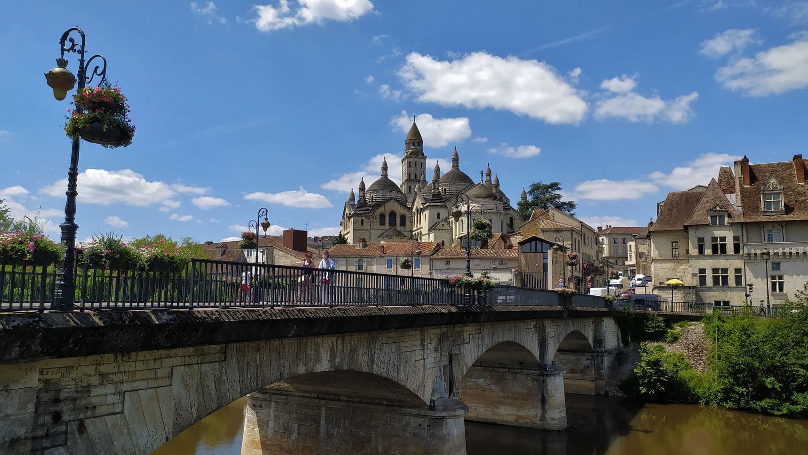 Vue de Périgueux : la cathédrale Saint-Front au-dessus de l'Isle