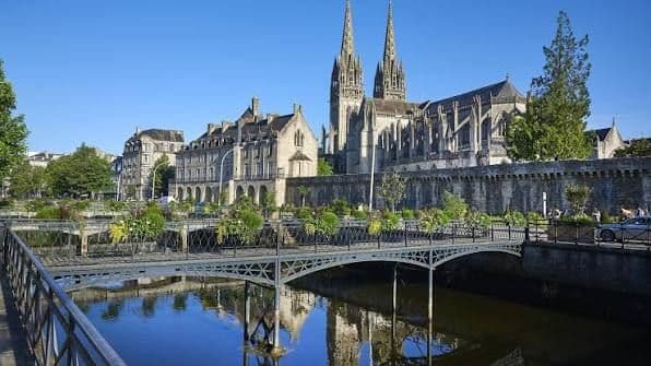 Vue de Quimper : l'Odet et la cathédrale Saint-Corentin