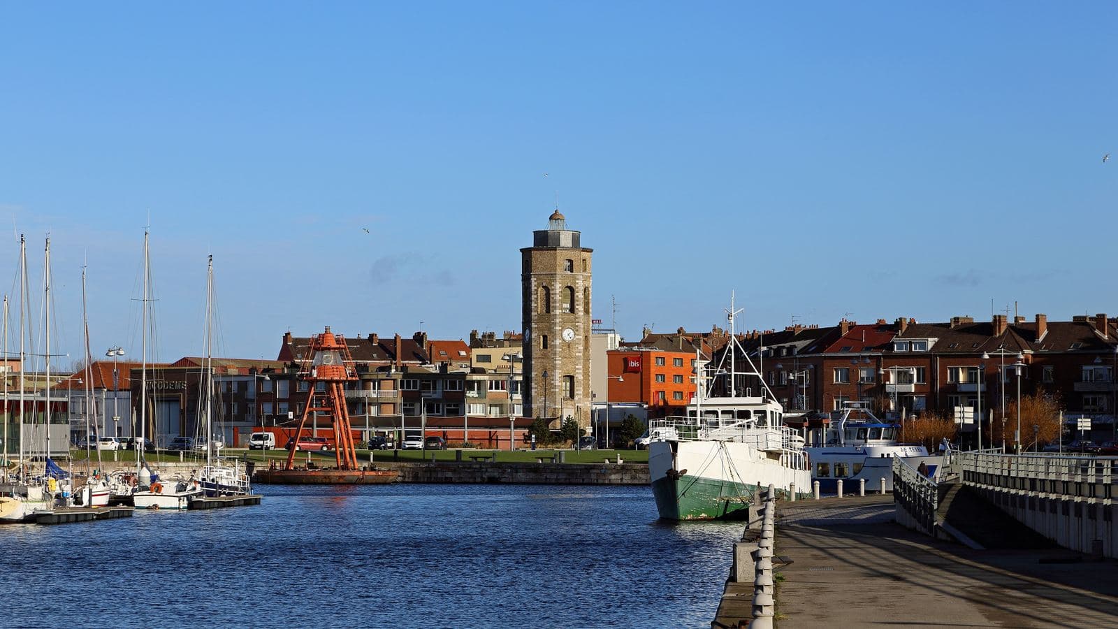 Vue de Dunkerque : le port et la tour du Leughenaer