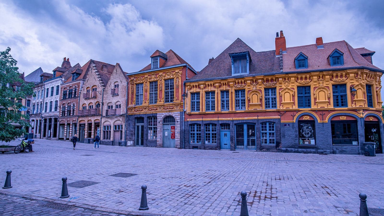 Vue de Lille : la place Louise-de-Bettignies, dans le Vieux-Lille